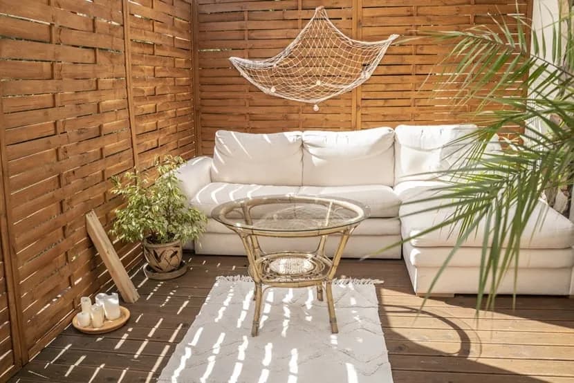 Jak osłonić balkon od sąsiada i zyskać prywatność w ogrodzie