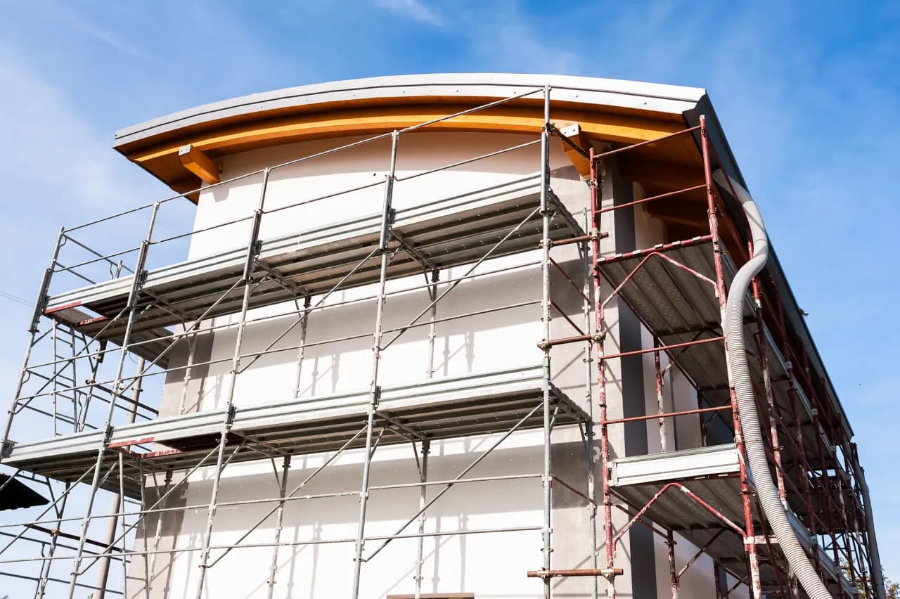Jakie rusztowanie na elewacje wybrać, aby uniknąć problemów?