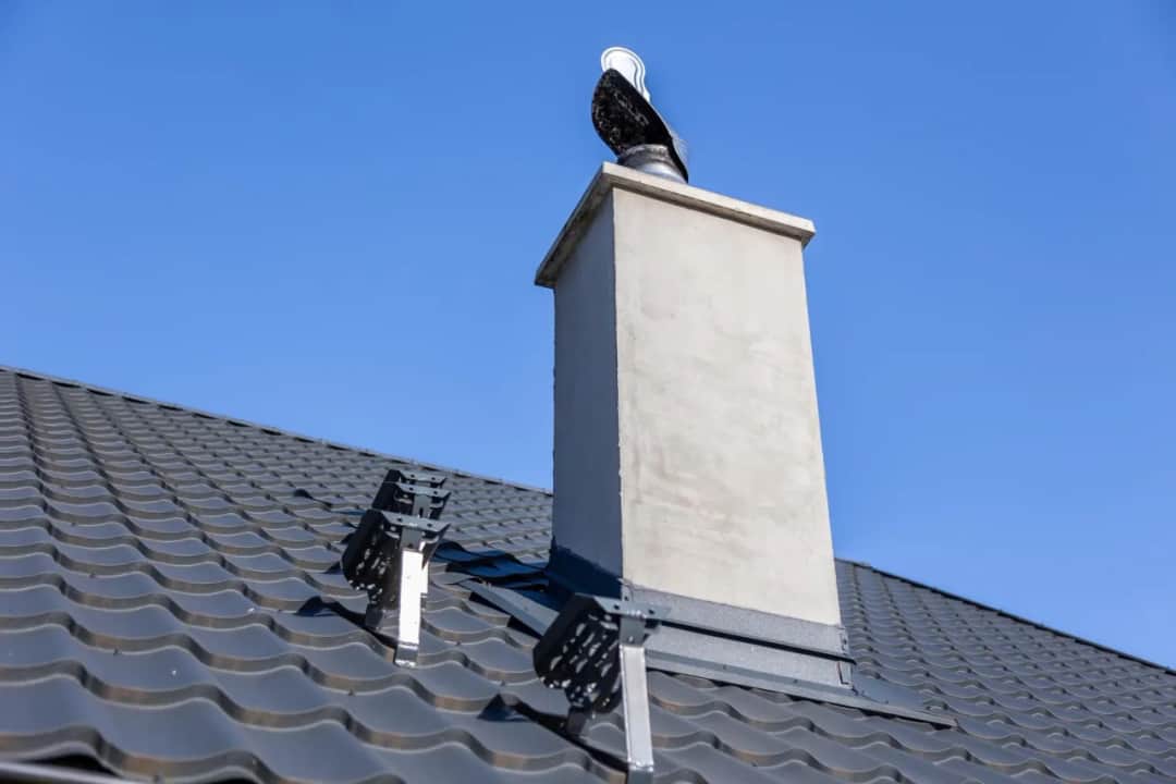 Czym obłożyć komin na dachu? Najlepsze materiały i porady