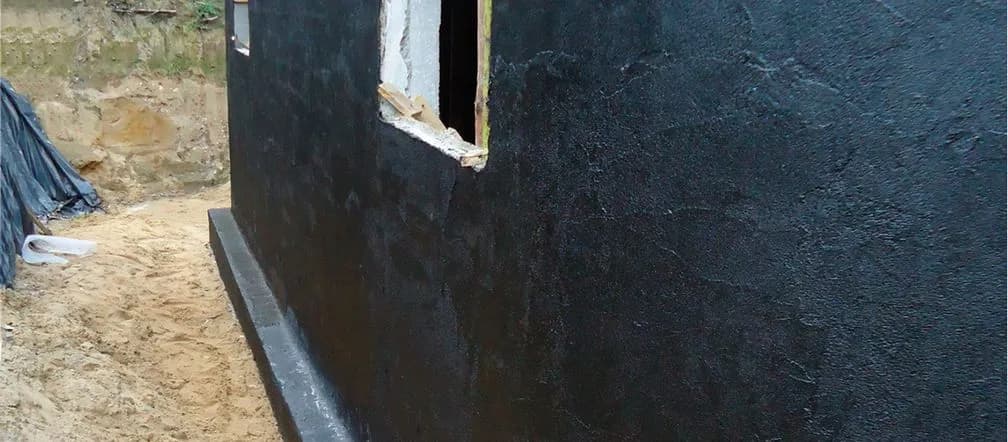 Jak skutecznie zabezpieczyć fundamenty przed wilgocią i zniszczeniem