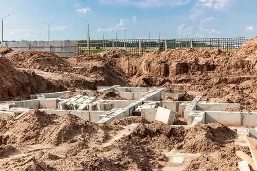 Czym zasypać fundamenty z zewnątrz, aby uniknąć problemów z wilgocią?