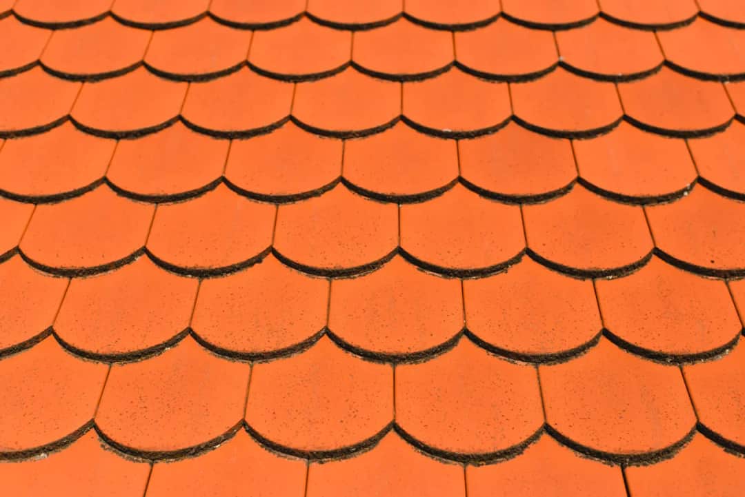 Ile kosztuje dachówka karpiówka? Ceny, które mogą zaskoczyć