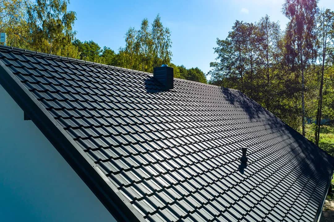 Dachówka czy blachodachówka - co wybrać, aby uniknąć problemów?