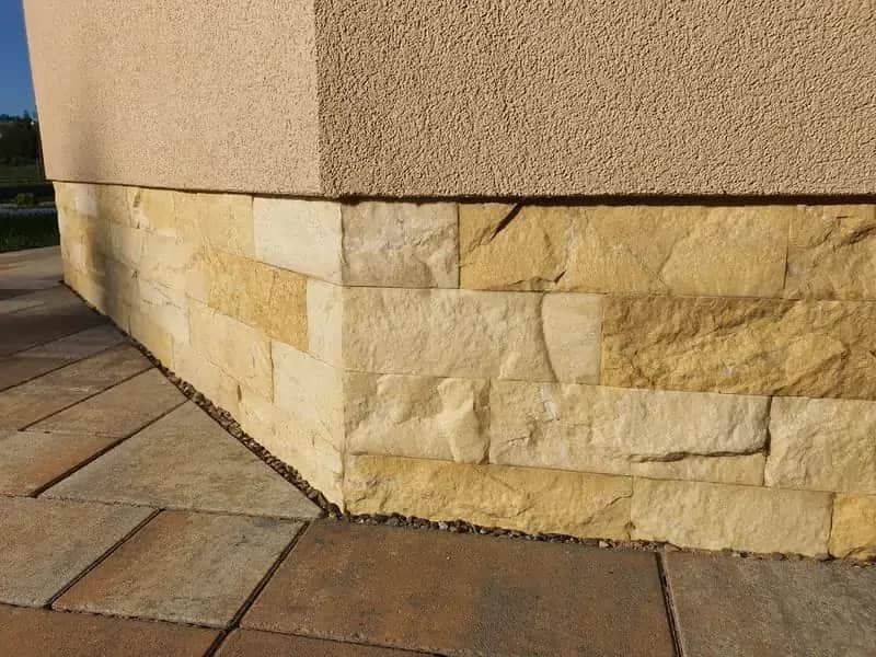 Jaki kolor kamienia do żółtej elewacji, aby uniknąć błędów w aranżacji?