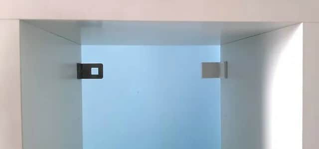 Jak przymocować szafę do ściany, aby uniknąć niebezpieczeństwa przewrócenia