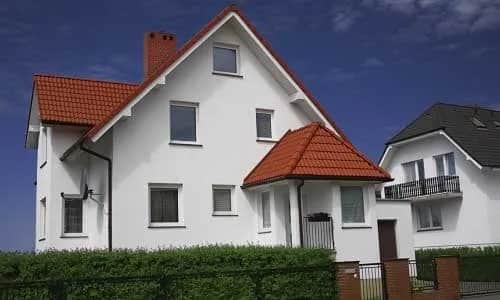 Skuteczne sposoby na to, czym umyć zacieki na elewacji budynku