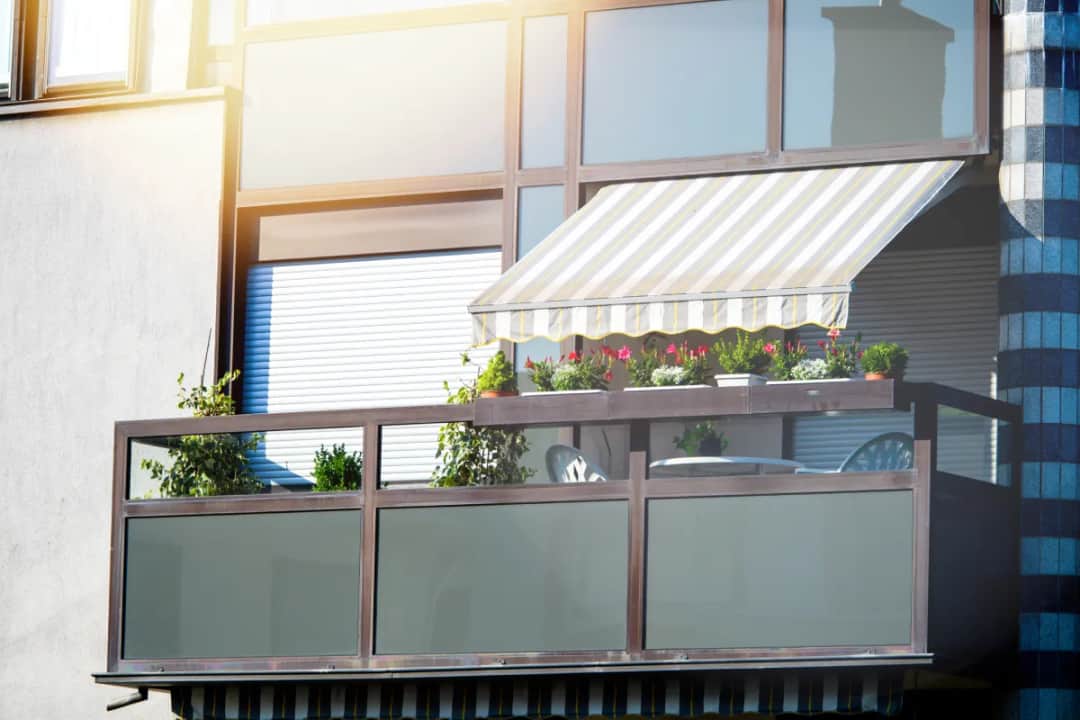 Jak zadaszyć balkon w bloku - praktyczne porady i inspiracje